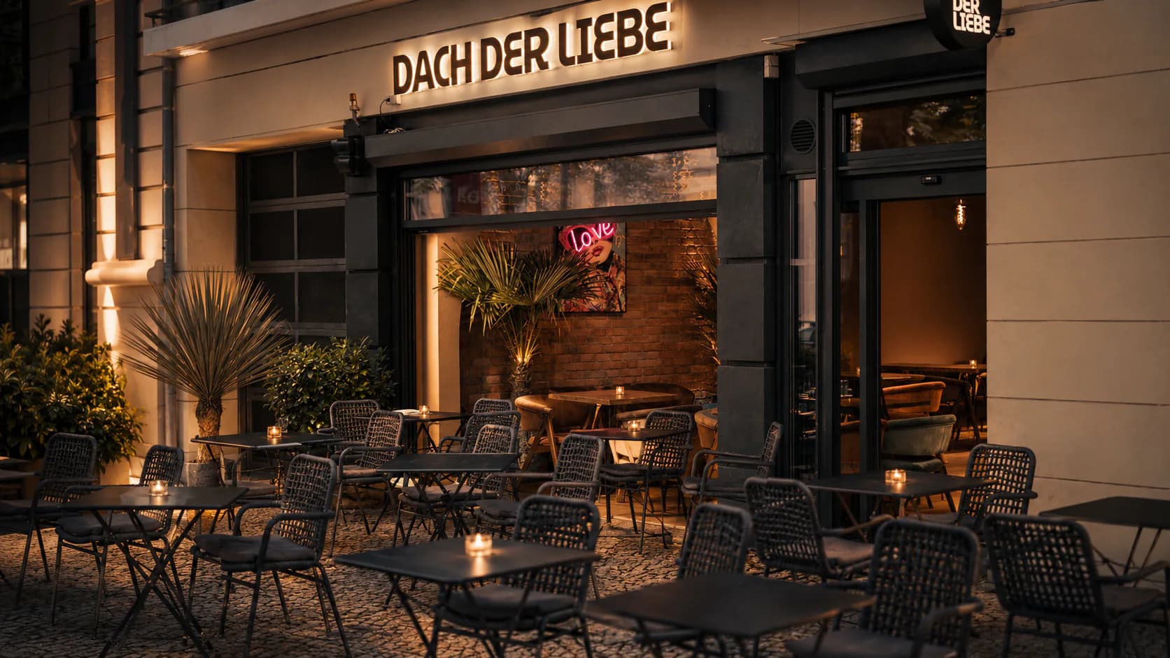 Dach der Liebe am Abend in Prenzlauer Berg, davor Tische und Stühle