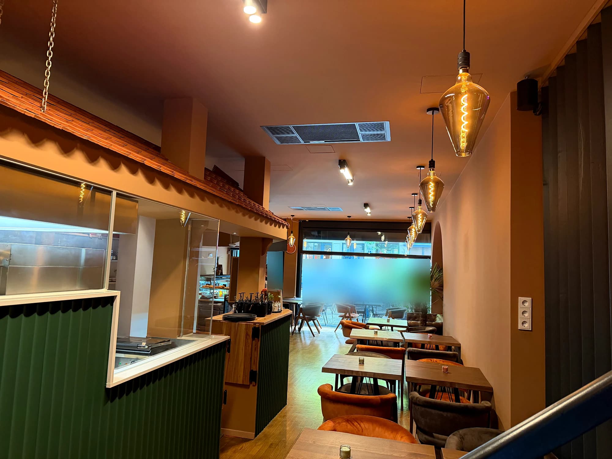 View from the counter and open kitchen through the dining room to the window front